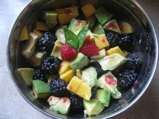 Salade de mangue, avocat et framboises