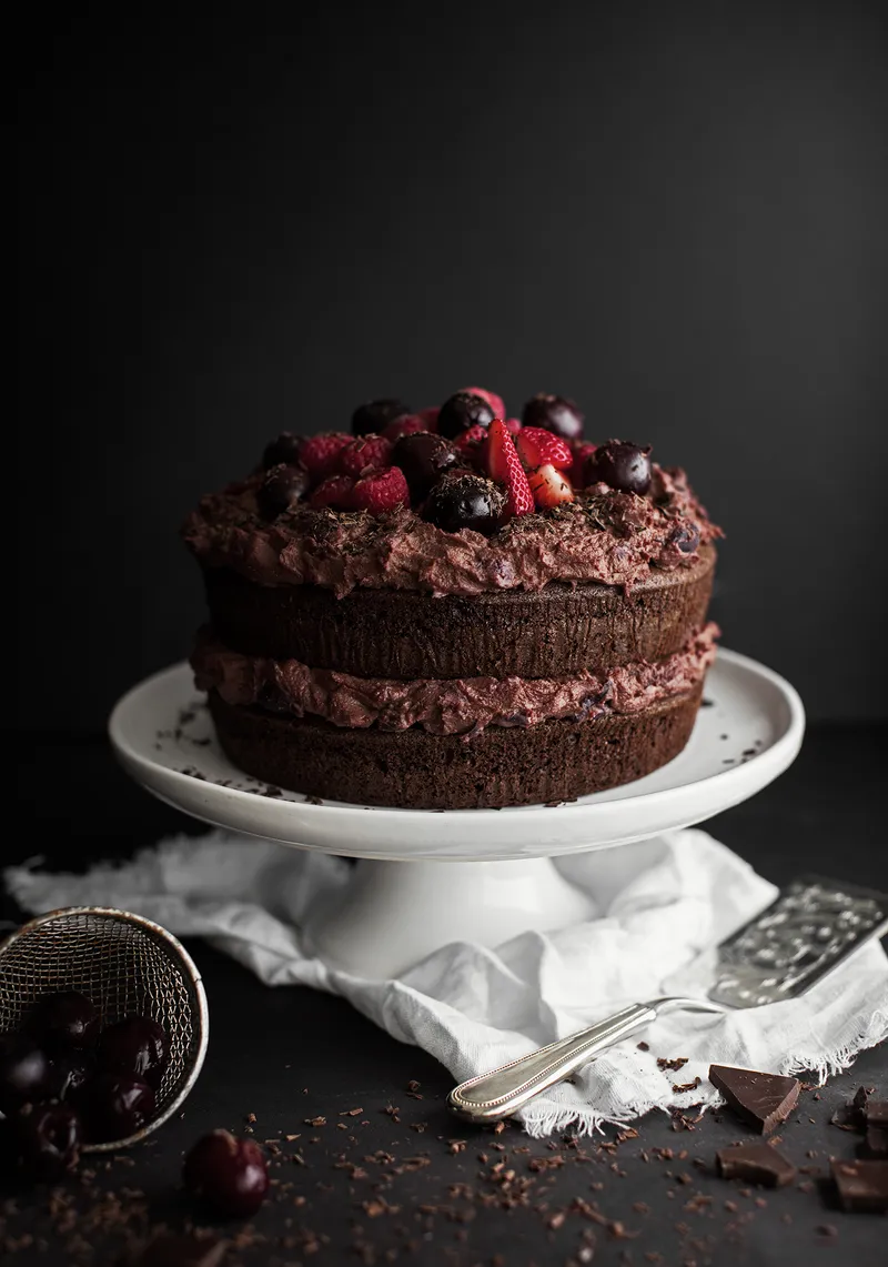 Gâteau forêt-noire aux cerises, petits fruits & chocolat au lait