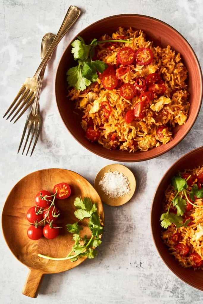 Riz frit aux tomates cerises, oeufs et gingembre