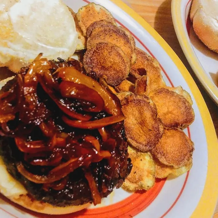 Psyloburgers (burgers aux portobellos, oignons caramélisés, poivrons et et chèvre)