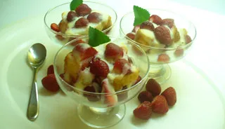 Bagatelle aux fraises et à la crème anglaise