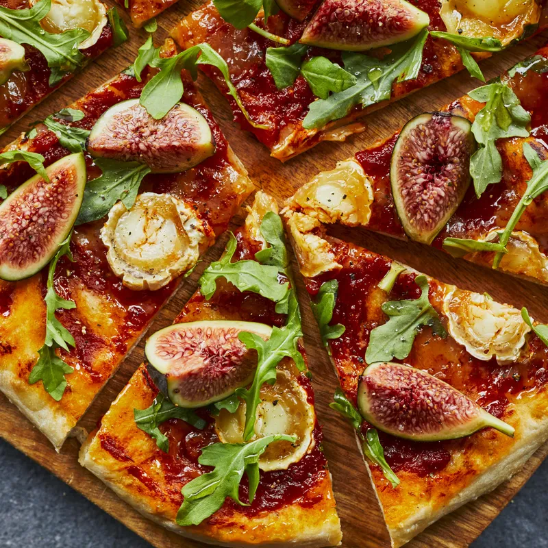 Pizza aux figues et au fromage de chèvre
