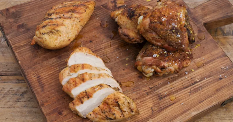 Haut de cuisse de poulet grillé au gingembre et poitrine de poulet