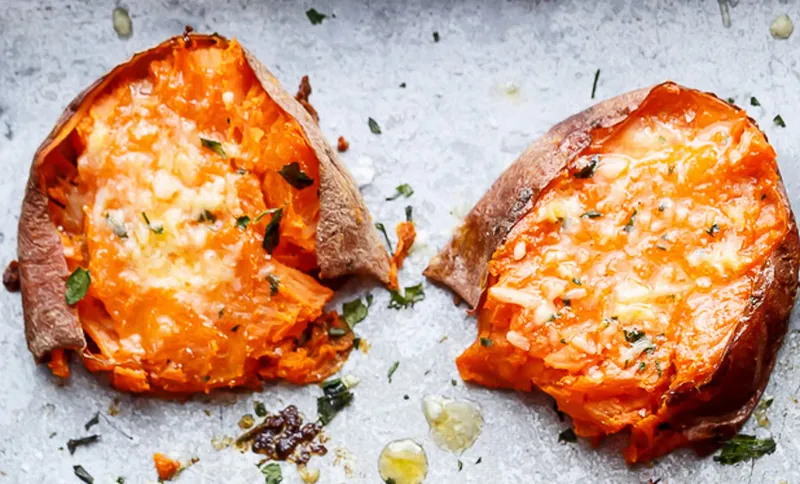 Galettes de patates douces au beurre à l&rsquo;ail et Parmesan