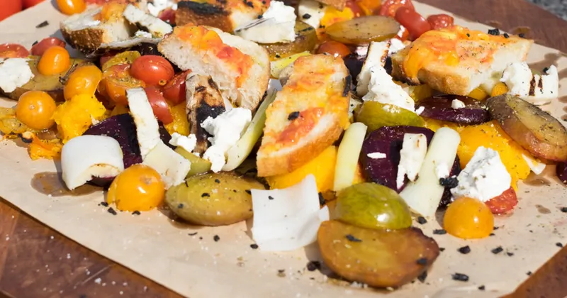 Légumes, fromage et pain grillés