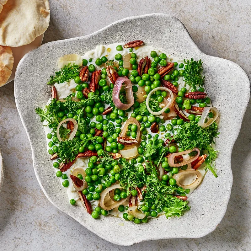 Stracciatella, petits pois, pacanes et feuilles de moutarde