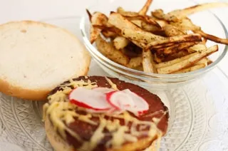 Hamburger au tofu accompagné de bâtonnets de panais grillés