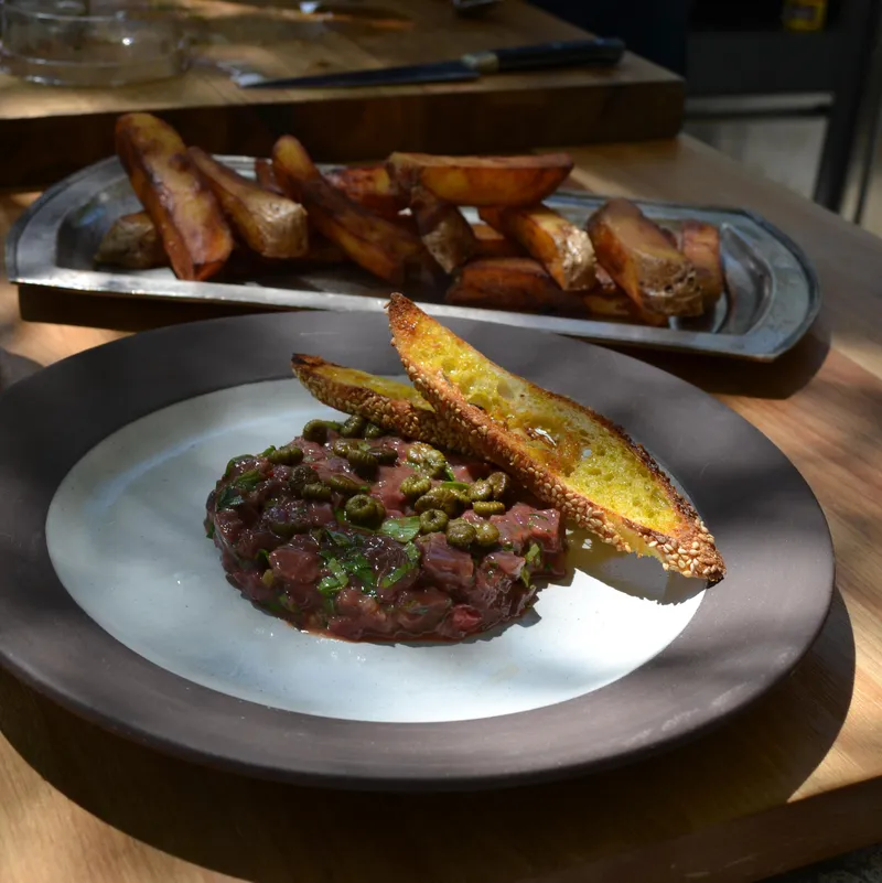 Tartare de cerf à l’huile de colza grillé et frites pont-neuf maison