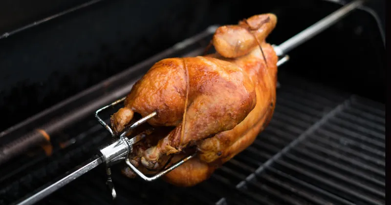 Poulet barbecue sur la rôtissoire et sauce barbecue