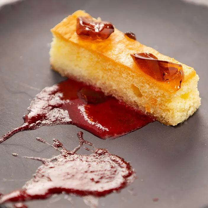 Génoise à l’érable, purée de framboises, gelée d’érable