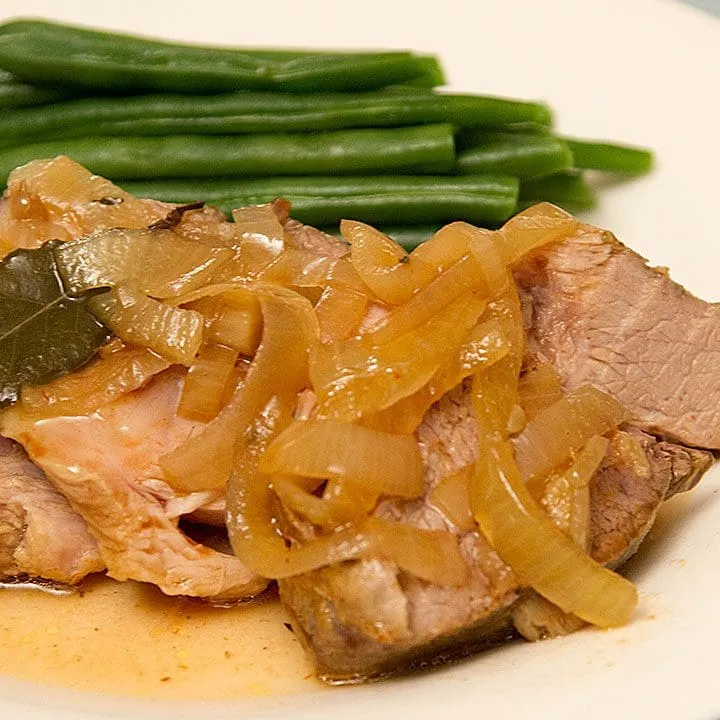 Épaule de porc braisée au thym et à la bière cuivrée