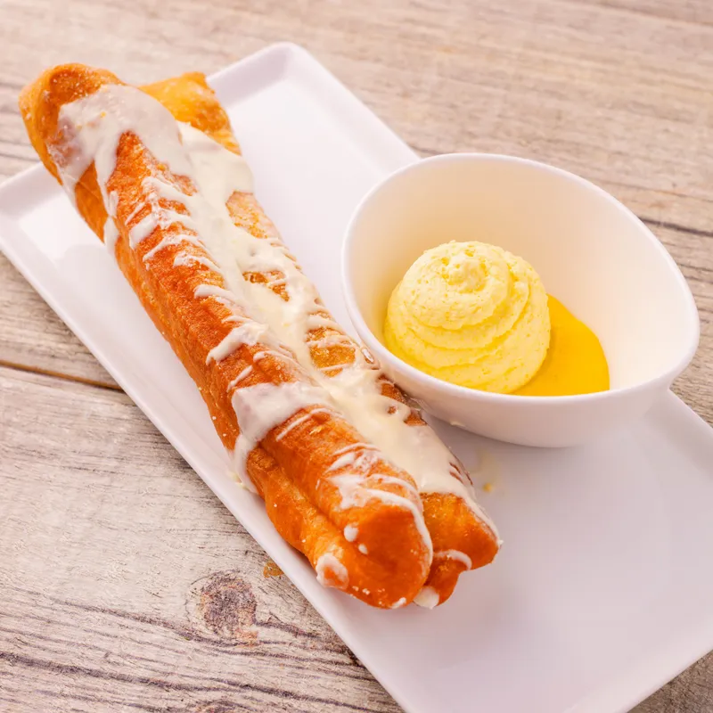 Beignets chinois yao tiao, crème à l’orange et au chocolat blanc