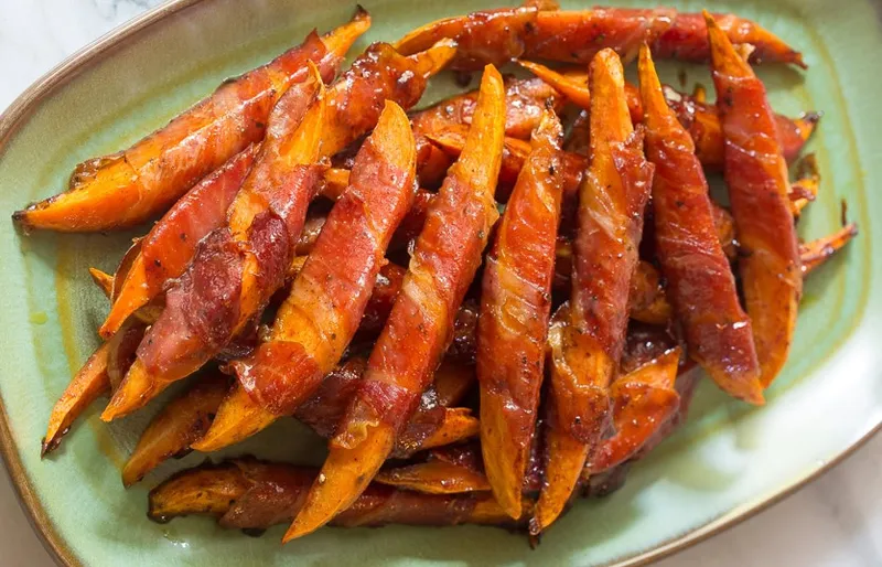 Patates douces enveloppées de prosciutto glacé à l’érable