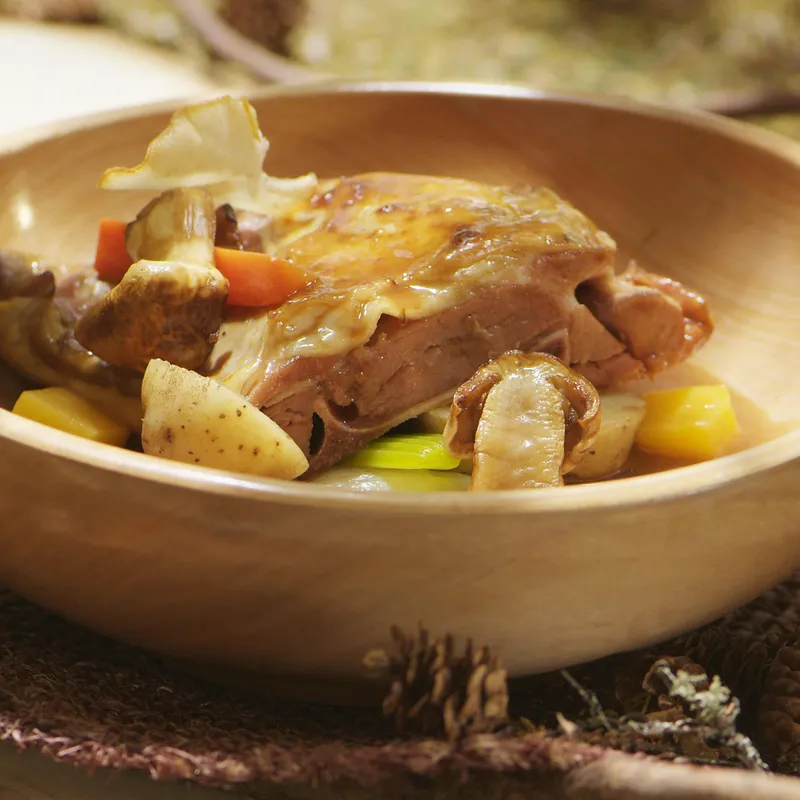 Paleron d’agneau braisé, petits légumes de printemps et agarics des bois