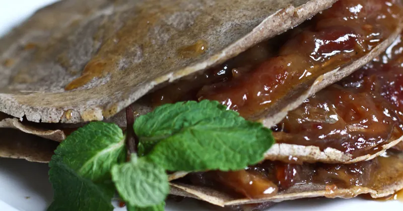 Étagé de galettes de sarrasin et de compotée de dattes