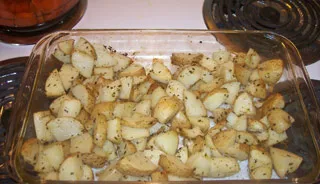 Dés de pommes de terre au four