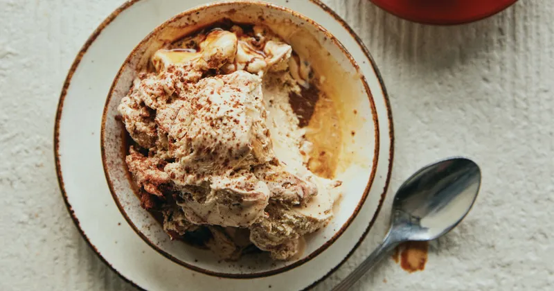 Gelato tiramisu, crumble café