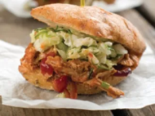 Sandwich au poulet et à la salade