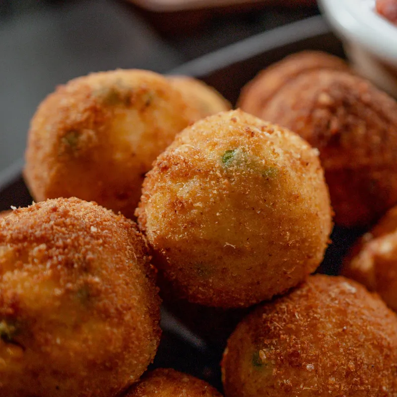 Arancinis au jambon, petits pois et mozzarella