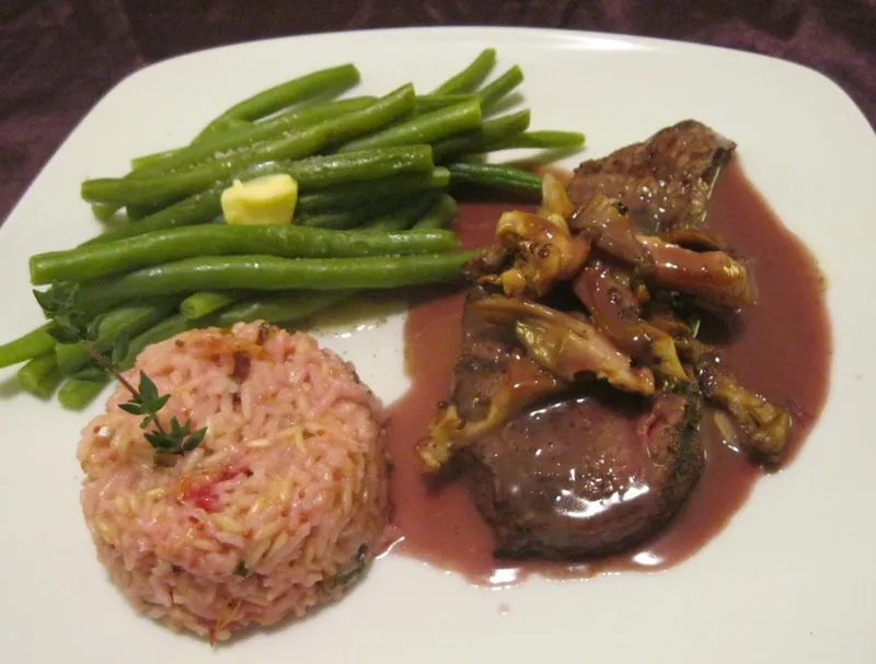 Steak de bison avec sauce au vin rouge montée au beurre