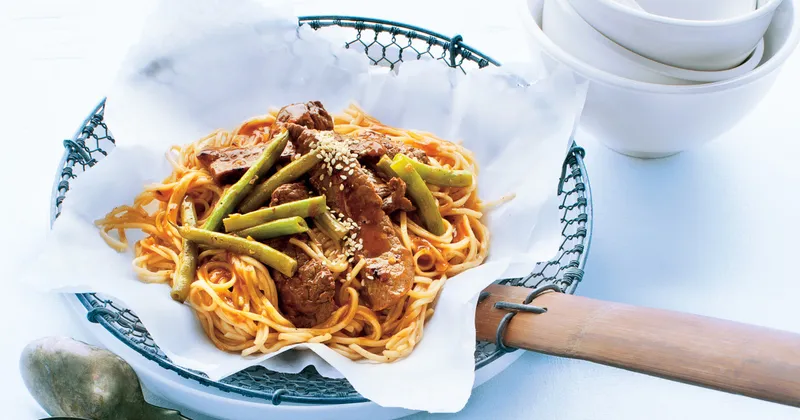 Nouilles chinoises au boeuf et au sésame grillé