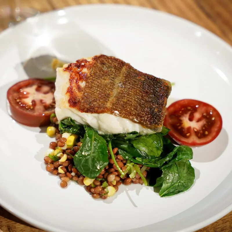Pavés de morue poêlés, lentilles, maïs et tomates