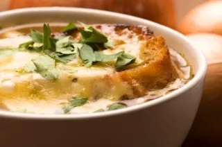 Soupe à l'oignon au jus de pomme
