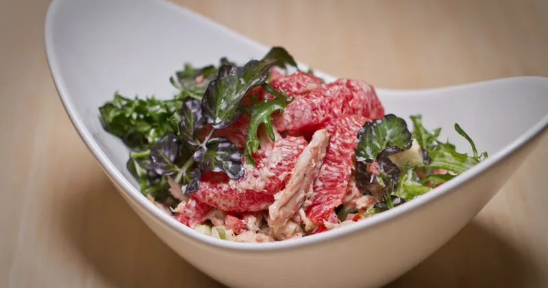 Salade de pamplemousse rouge à la menthe et au crabe