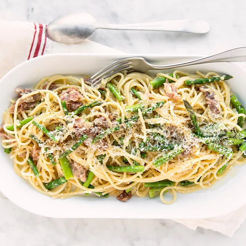 Spaghettis carbonara aux asperges et au prosciutto