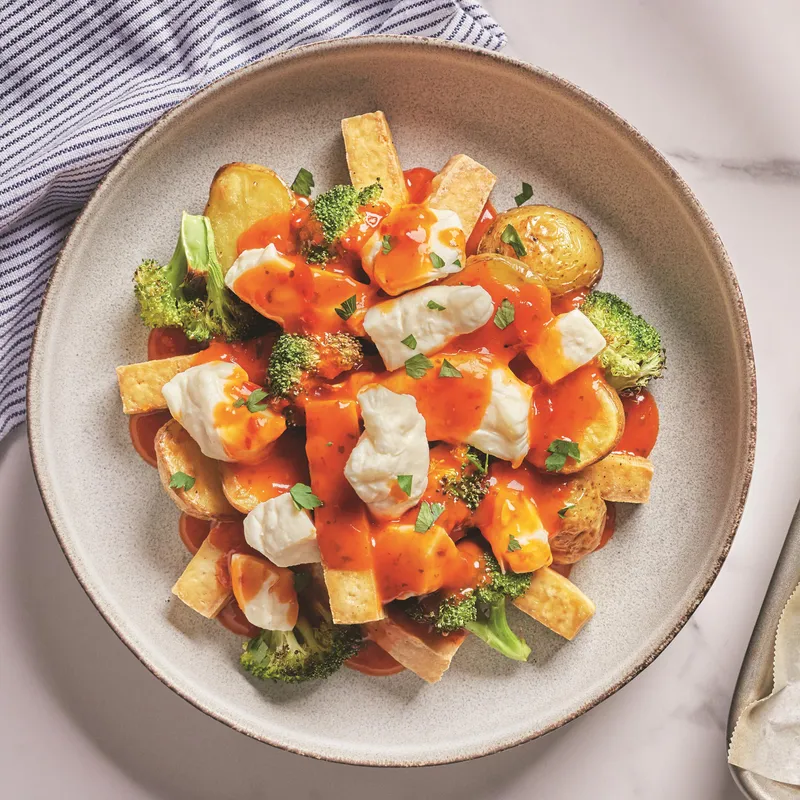 Poutine au tofu à la plaque, sauce aux poivrons