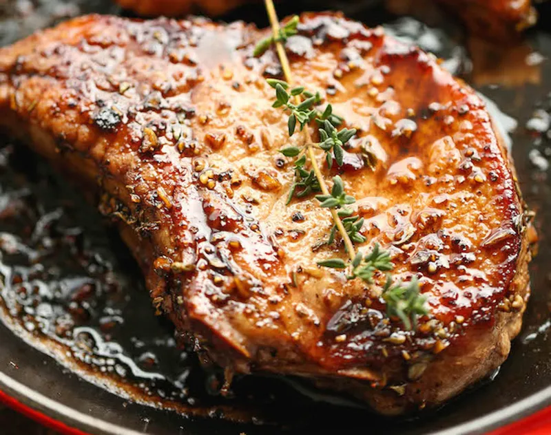 Côtelettes de porc caramélisées dans une sauce aigre-douce
