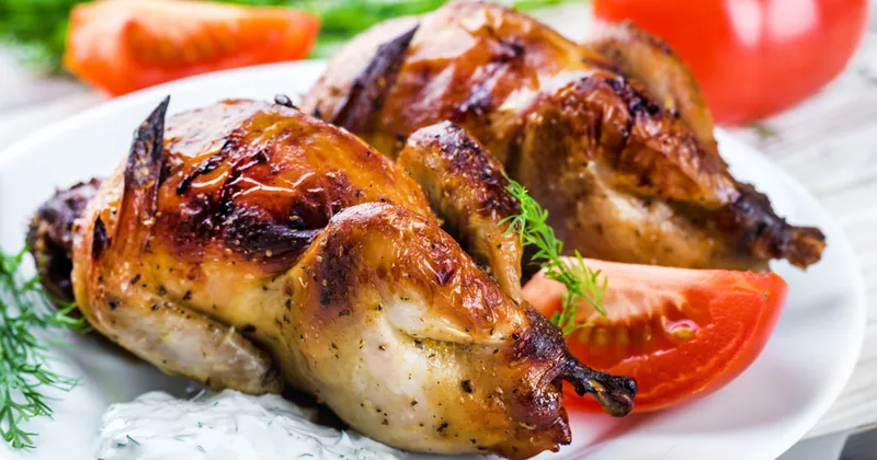Cailles grillées, sauce à l'ail