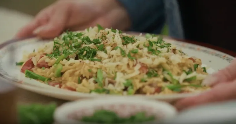 Orzo à la saucisse, aux mini-brocolis et au cheddar one pot