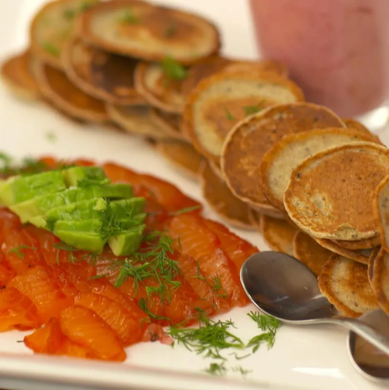 Gravlax de saumon sur son blinis de sarrasin