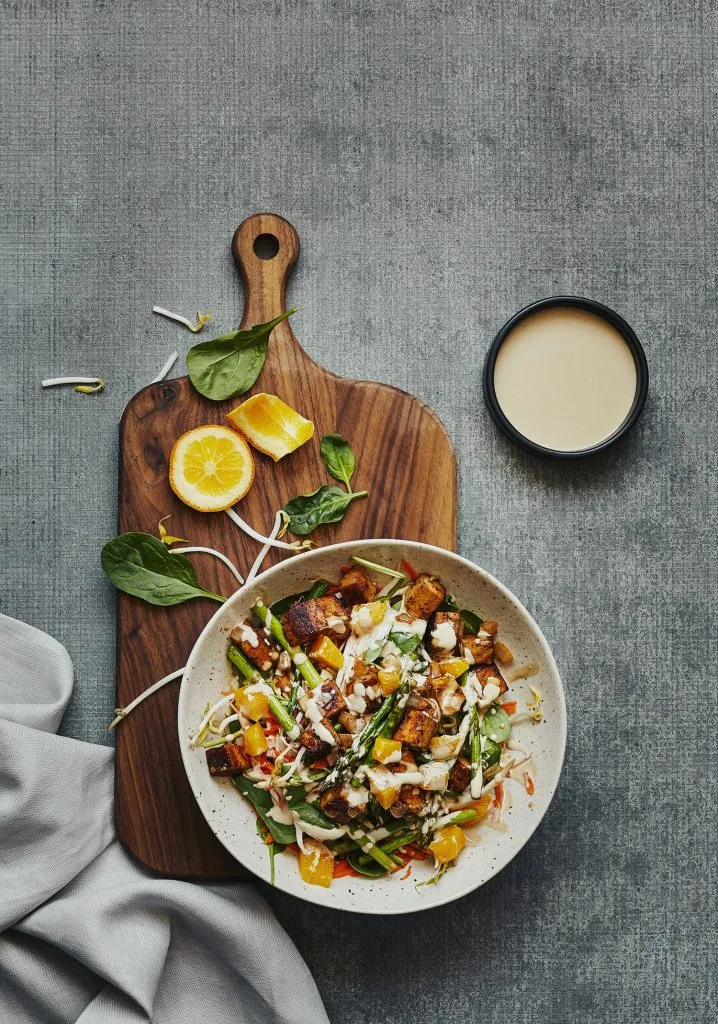 Salade asiatique tiède au tofu & aux légumes