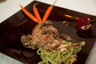 Cuisse de lapin chasseur à la moutarde, pâte fraîche aux épinards, carottes sous vide au miel et estragon, étagé de betteraves au chèvre