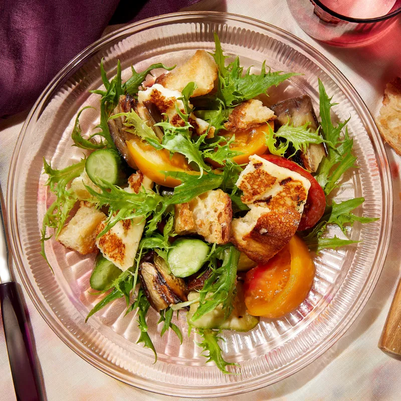 Salade panzanella et halloumi grillé