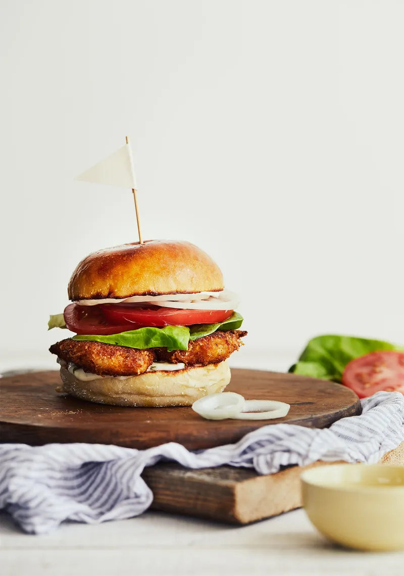 Burgers aux croquettes de poulet géantes