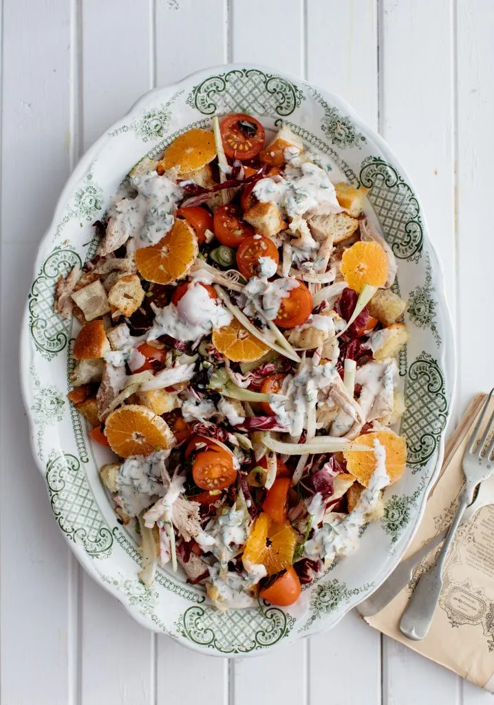 Salade de pain, dinde effilochée & vinaigrette au yogourt
