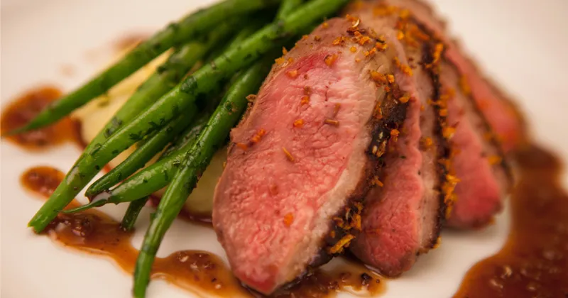 Poitrine de canard en croûte de poivre aux zestes d’oranges