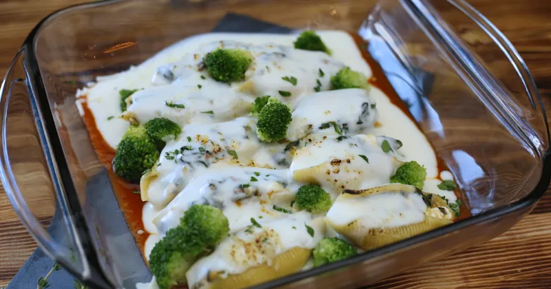 Coquilles géantes farcies au chorizo et ricotta, sauce fromagère
