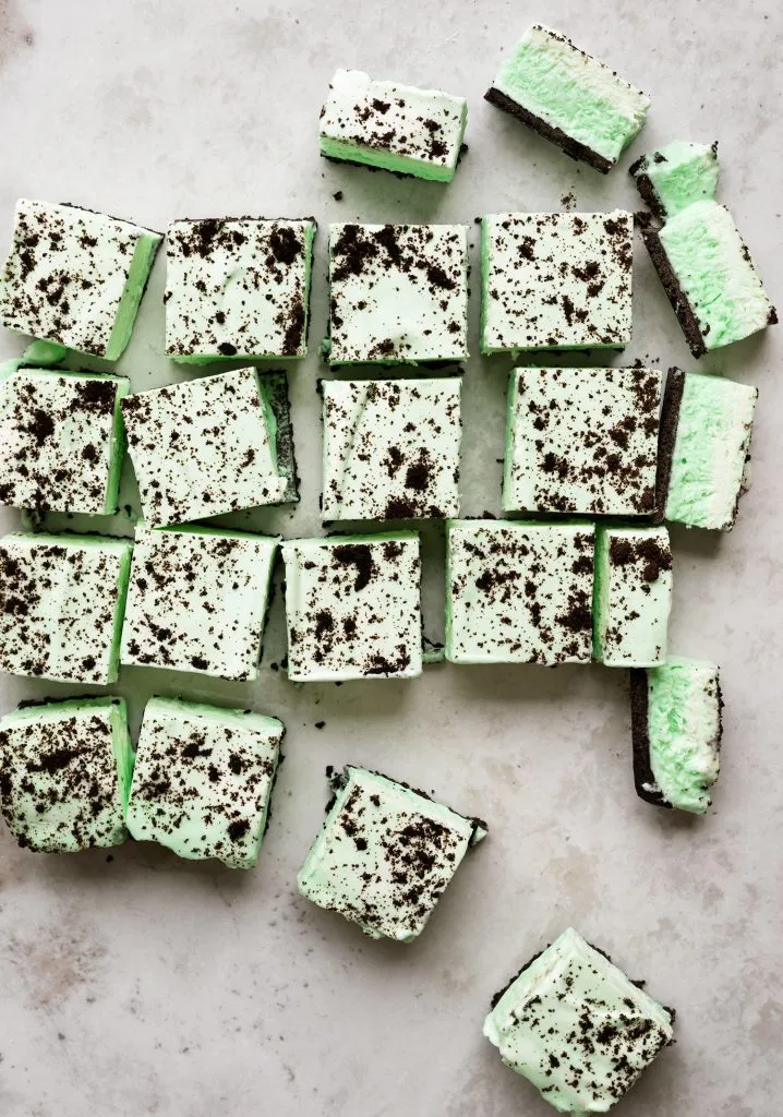 Carrés glacés à la sauterelle (à la menthe, aux guimauves & aux biscuits Oreo)