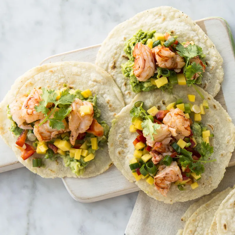 Tacos aux crevettes et salsa à la mangue