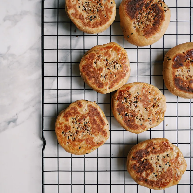 Petits pains plats aux épices à bagels