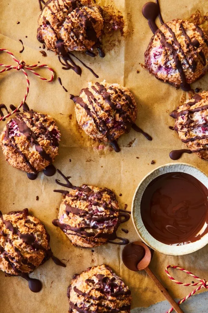 Macarons coco-framboises et chocolat