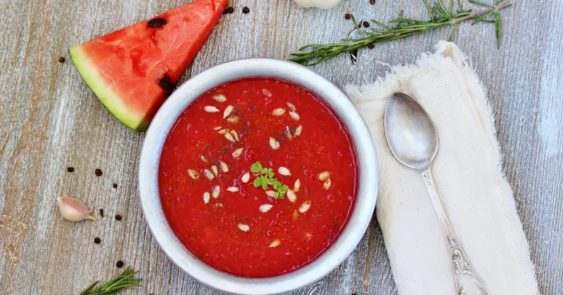 Soupe froide de melon d’eau au basilic