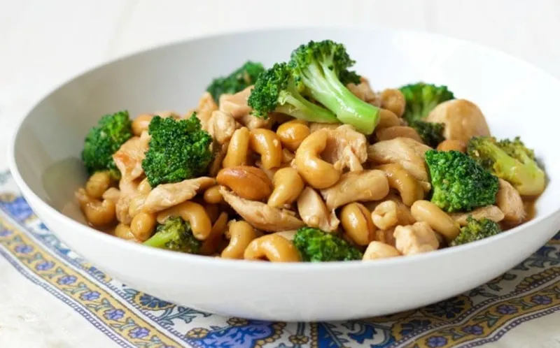 Poulet au brocoli et aux noix de cajou (style One Pan)