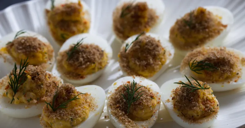 Oeufs farcis et chapelure d’anchois