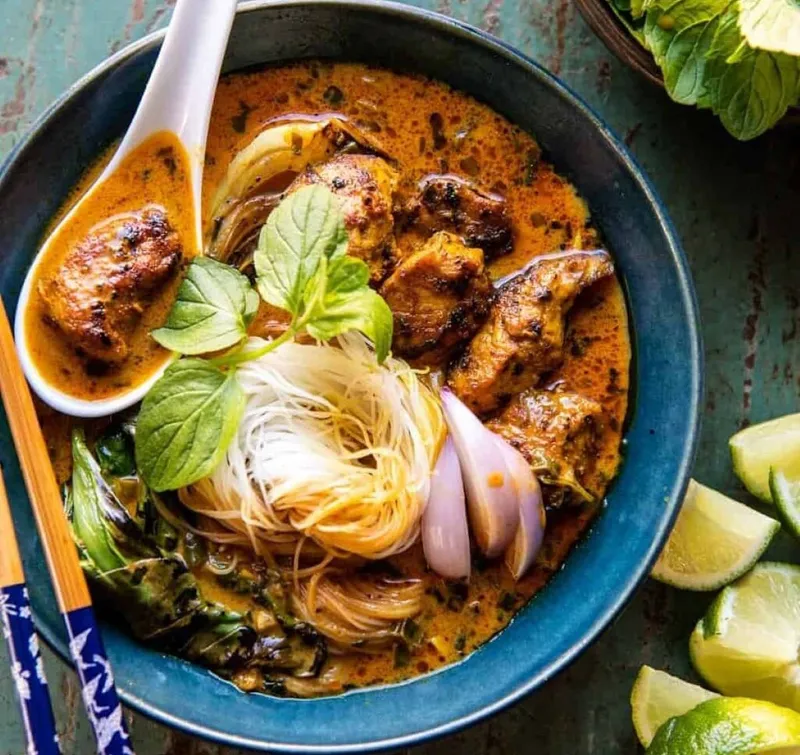 Soupe poulet et nouille crémeuse au curcuma