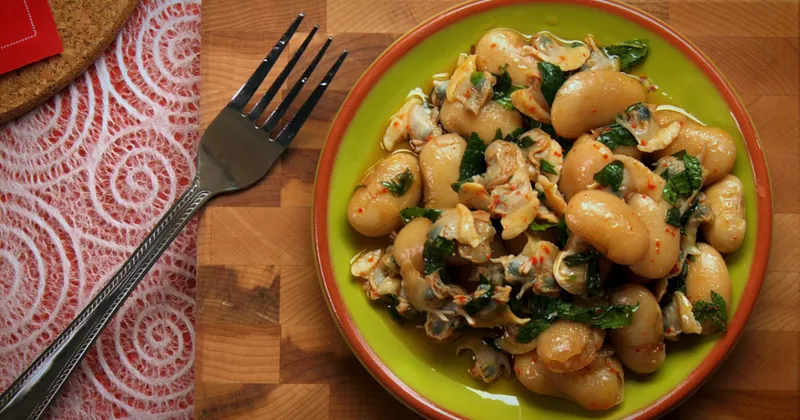Salade de palourdes, de fèves blanches et de menthe